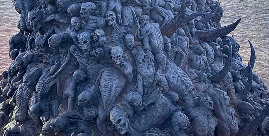 монолит в пустыне